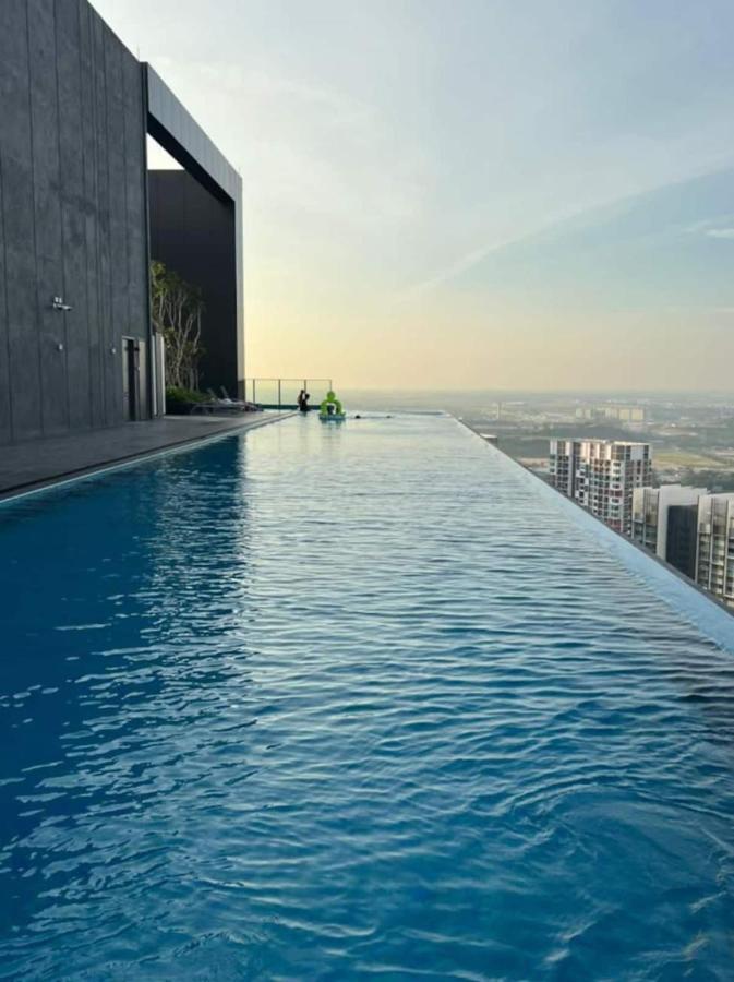 Sky Pool 4 Star Hotel Grade Stay In I-City Shah Alam Exterior photo