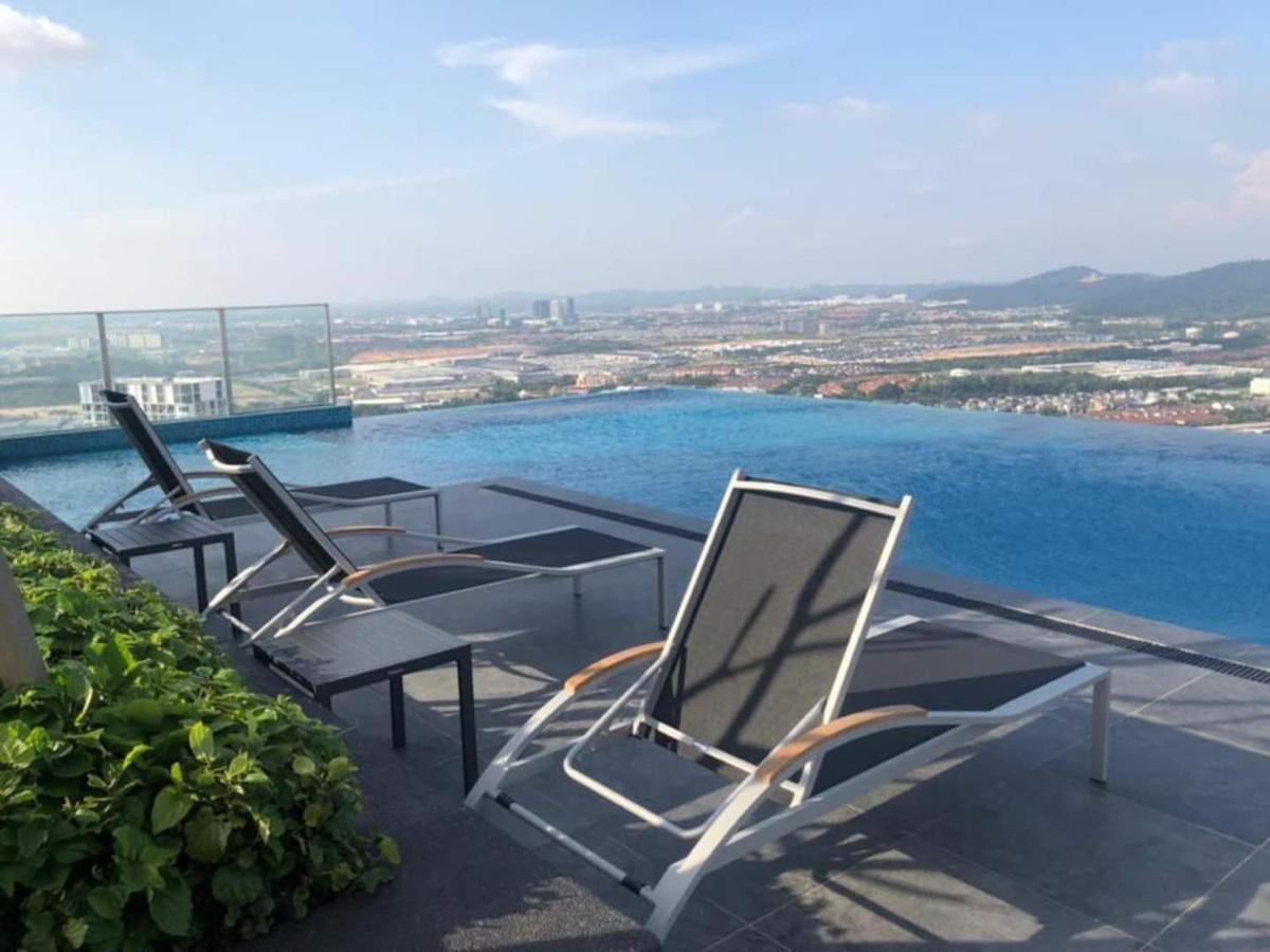 Sky Pool 4 Star Hotel Grade Stay In I-City Shah Alam Exterior photo
